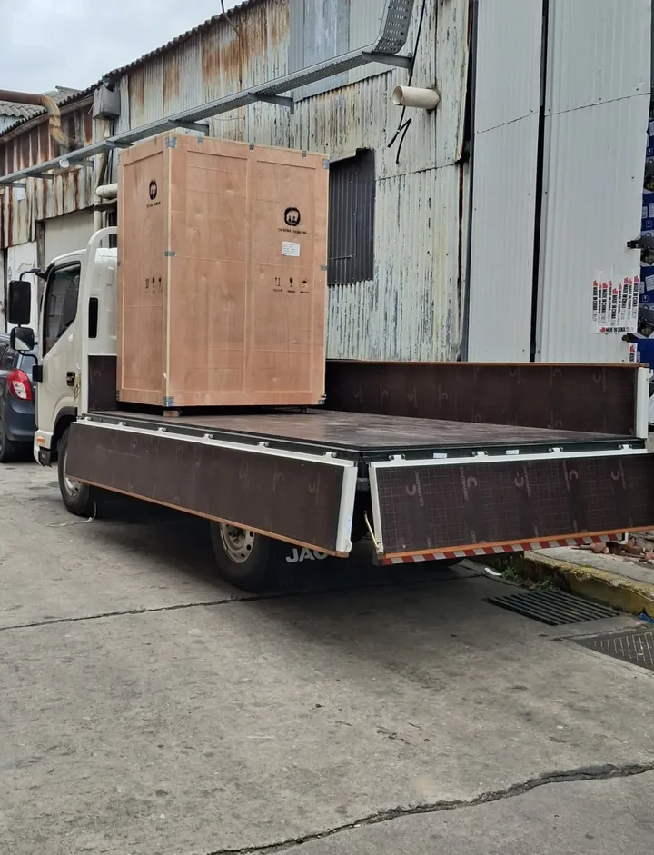Primer cajón cargado en la caja del camión