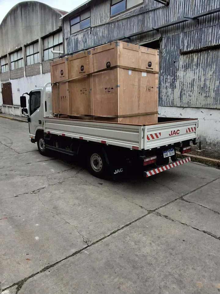 Camión cargado con los cajones de las máquinas